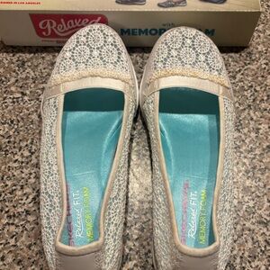 Skechers BREATH EASY Pretty Factor Comfort flats
White Memory Foam Insole NWT